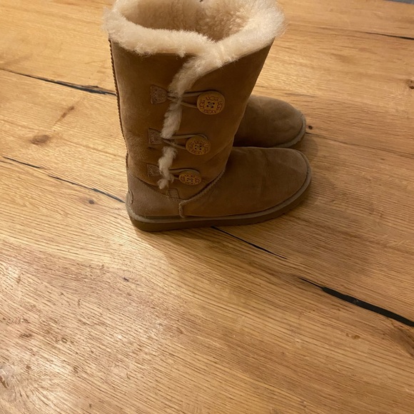 Ugg Girls' Bailey Button Triplet II Boots (Youth) size 1 - Picture 5 of 8
